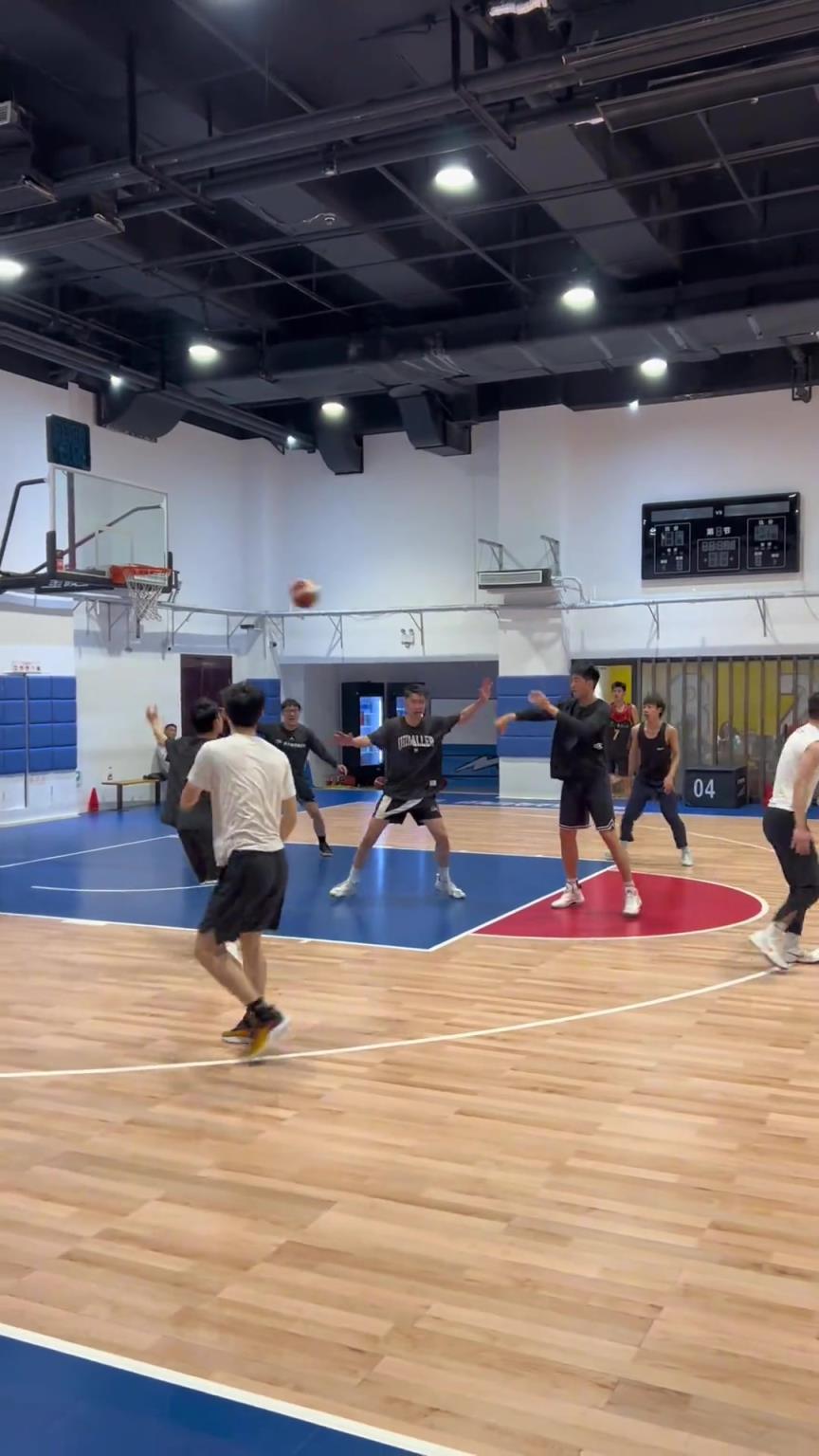 對(duì)手回家后：老婆，我今天在野球場匹配到巔峰馬刺隊(duì)了！