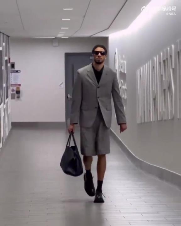 時(shí)尚潮男！哈利今日一身灰西裝短褲墨鏡搭配入場 腿真細(xì)！