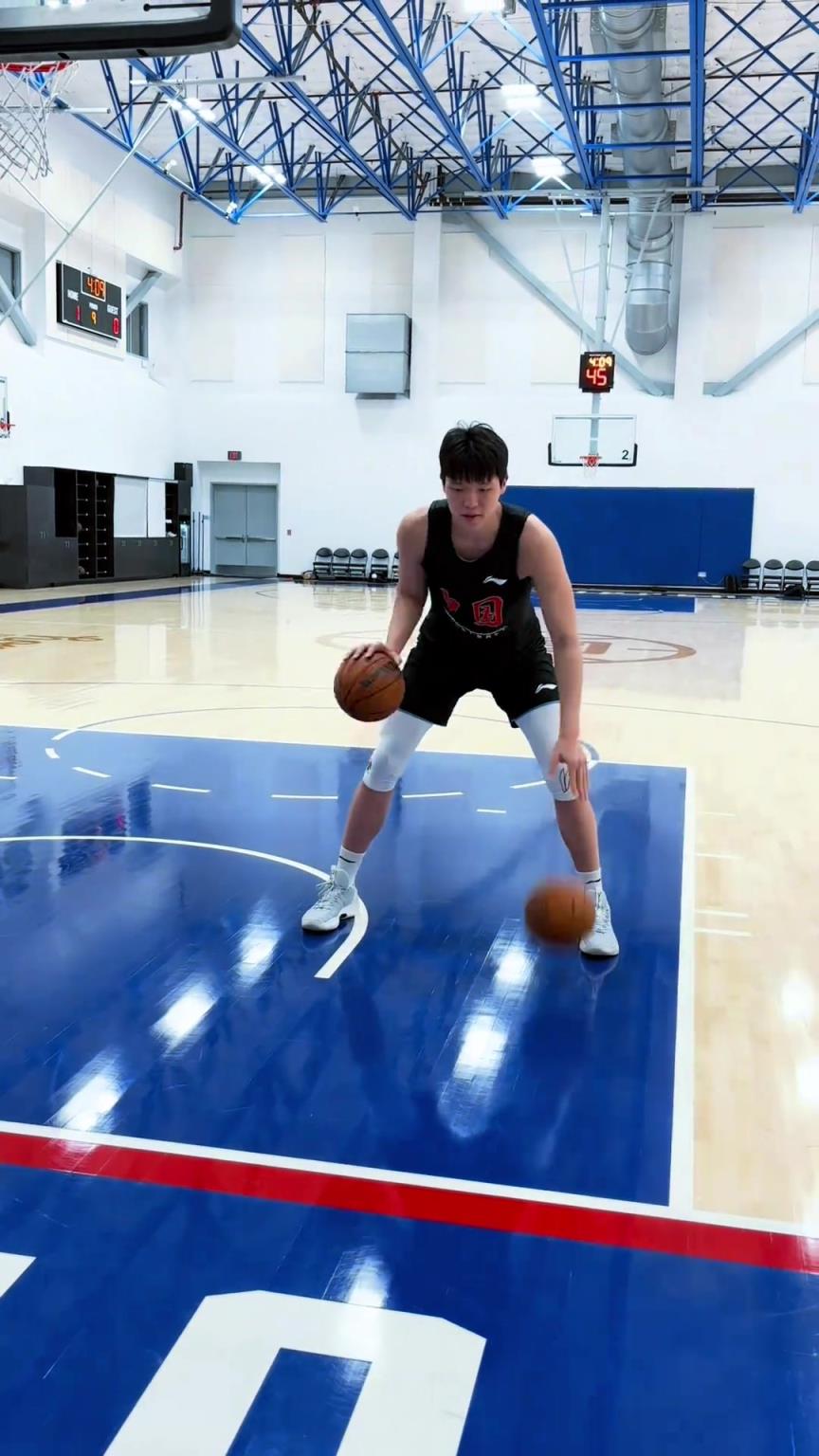 楊瀚森今日份訓練！這個左右手運球協調性真不錯