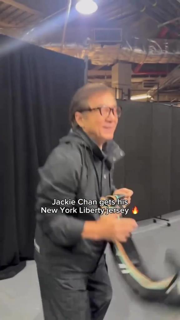 肌肉記憶！成龍這幾下空氣運球像是進了家具城