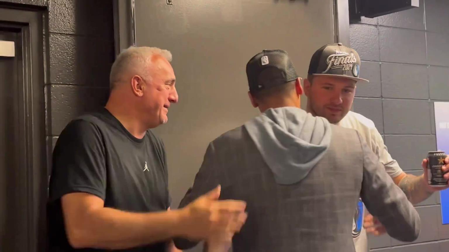 去年的今天，東契奇率隊殺入總決賽，賽后喝啤酒被芬利沒收