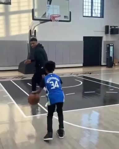 交易價值急劇下降！字母哥和小球迷單挑被當面絕殺