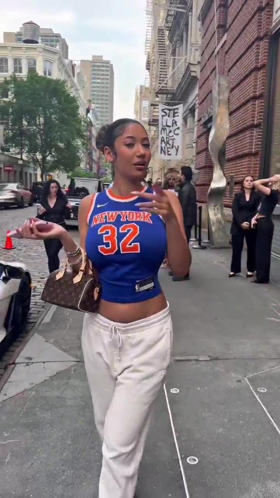 哇塞！一豐滿尼克斯女球迷身穿唐斯球衣，真是太吸引眼球了