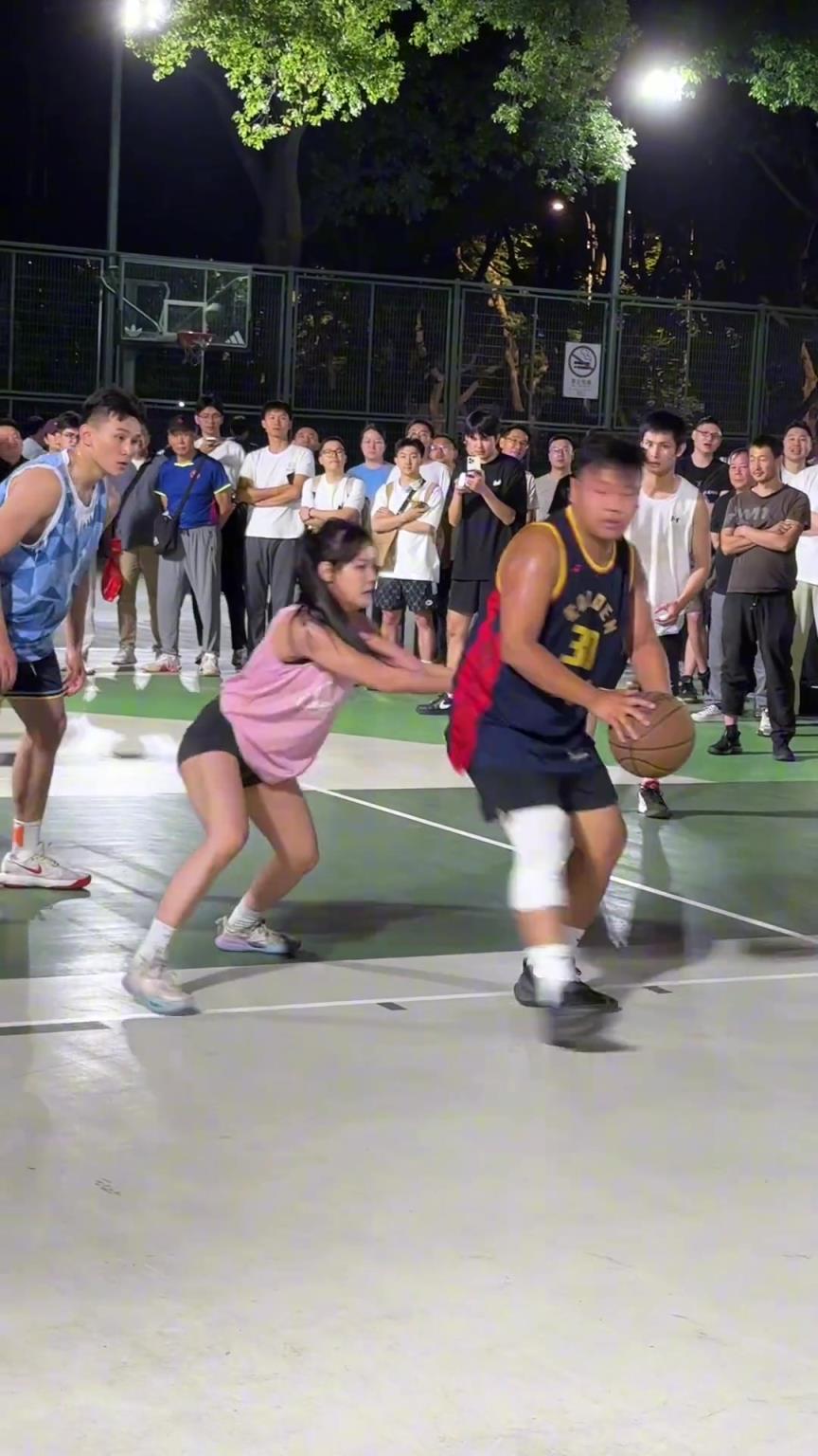 這哥們看見防自己的是女生，一個勁背打，球也不傳了